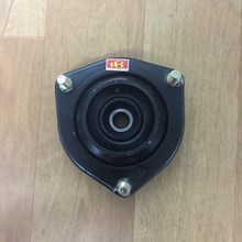 Bát bèo trước xe Nissan Bluebird