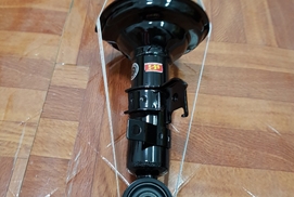 Vì sao nên thay mới giảm xóc ô tô bị chảy dầu?