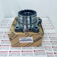 Bi Moay ơ sau trái Toyota Prado 2006