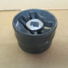 Bát giảm xóc trước Audi A4, A5. Q5, 8K0412377D, FEBI 32635